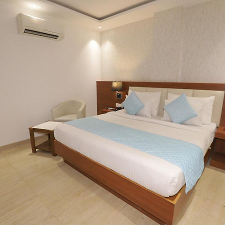 Nh Skye Suites Új-Delhi Kültér fotó