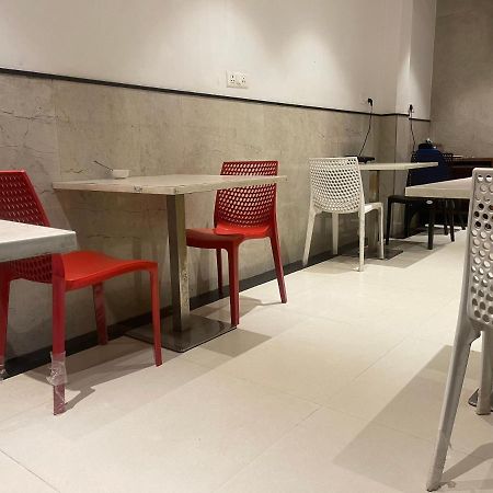 Nh Skye Suites Új-Delhi Kültér fotó