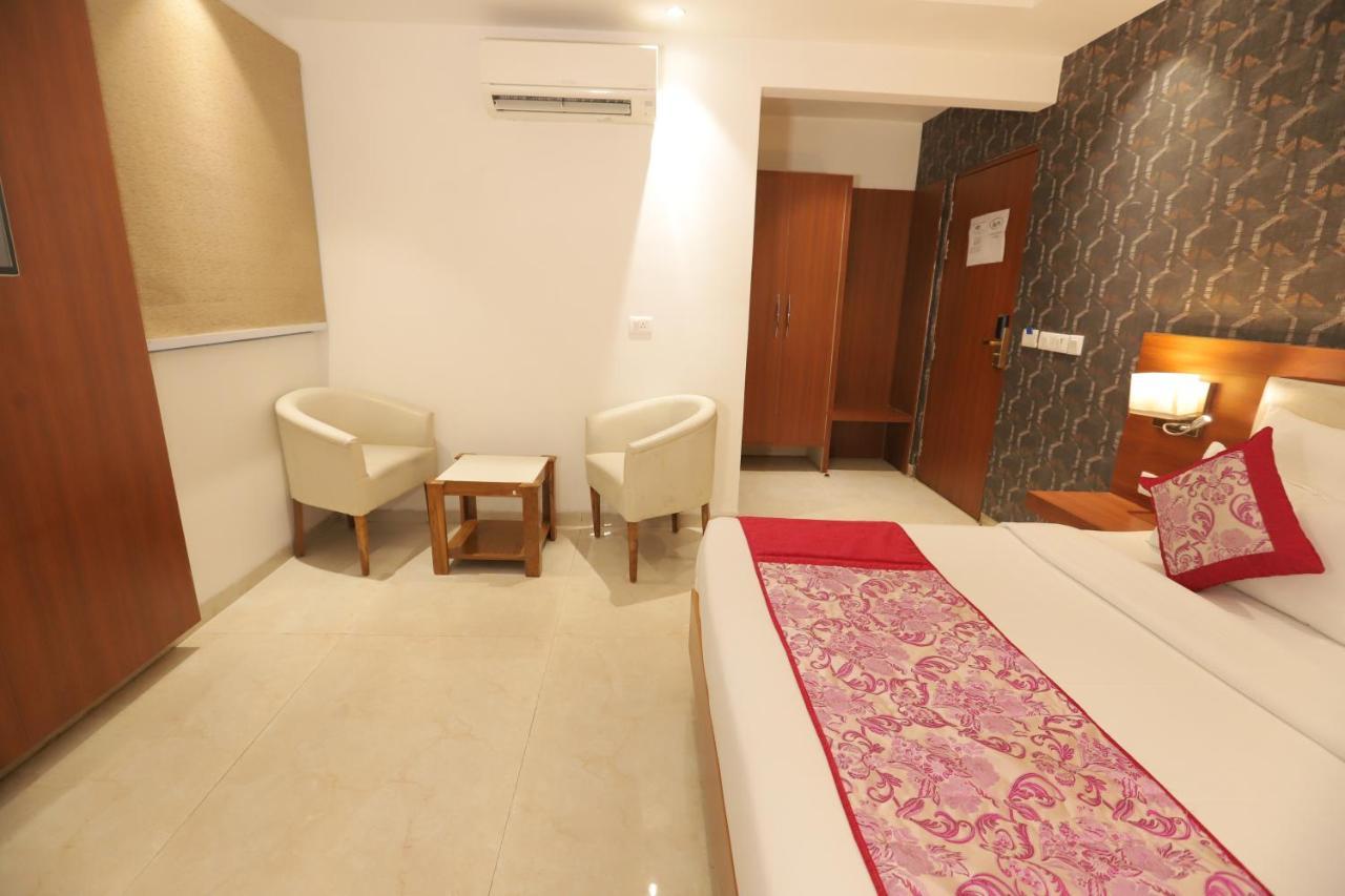 Nh Skye Suites Új-Delhi Kültér fotó