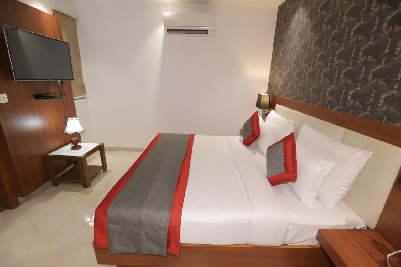 Nh Skye Suites Új-Delhi Kültér fotó