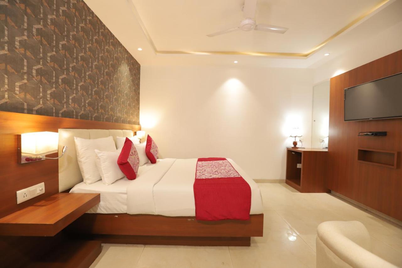 Nh Skye Suites Új-Delhi Kültér fotó