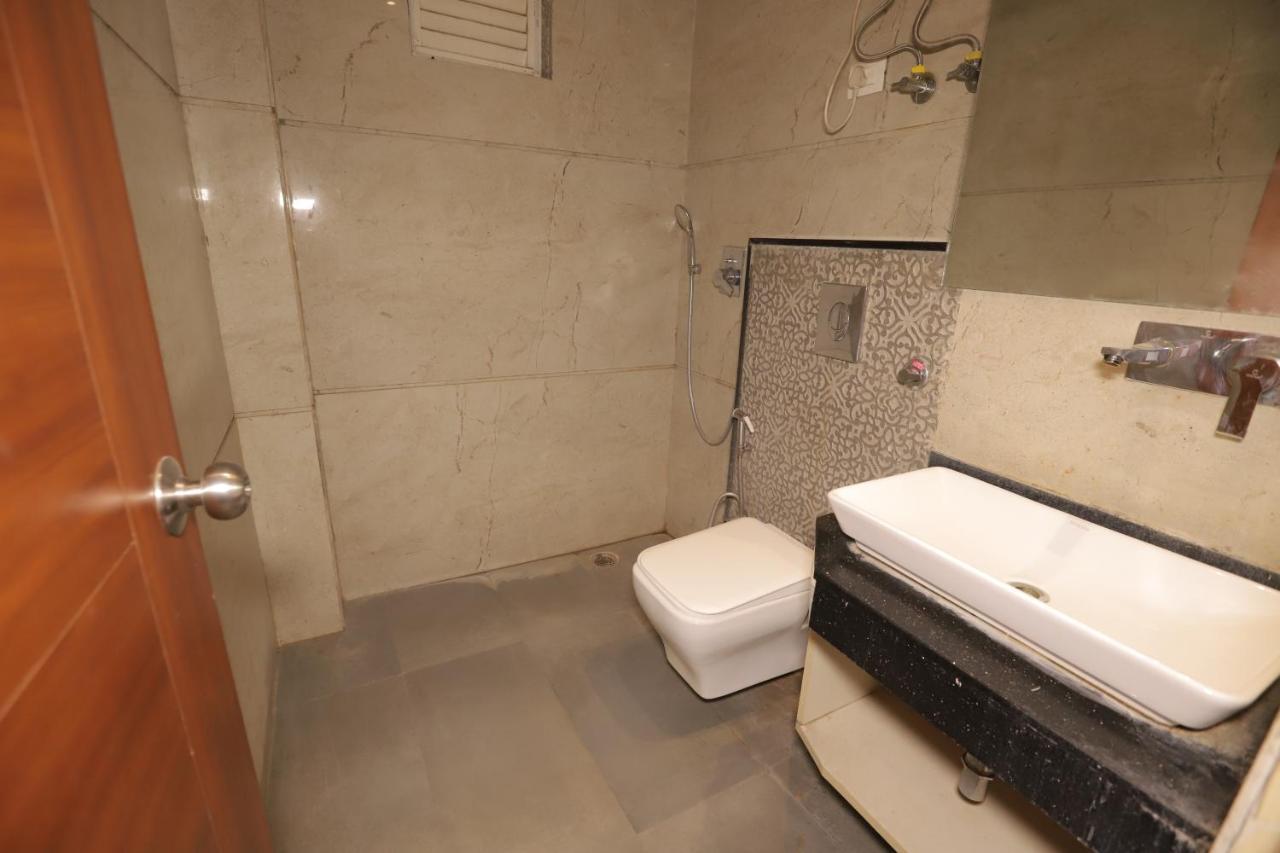 Nh Skye Suites Új-Delhi Kültér fotó