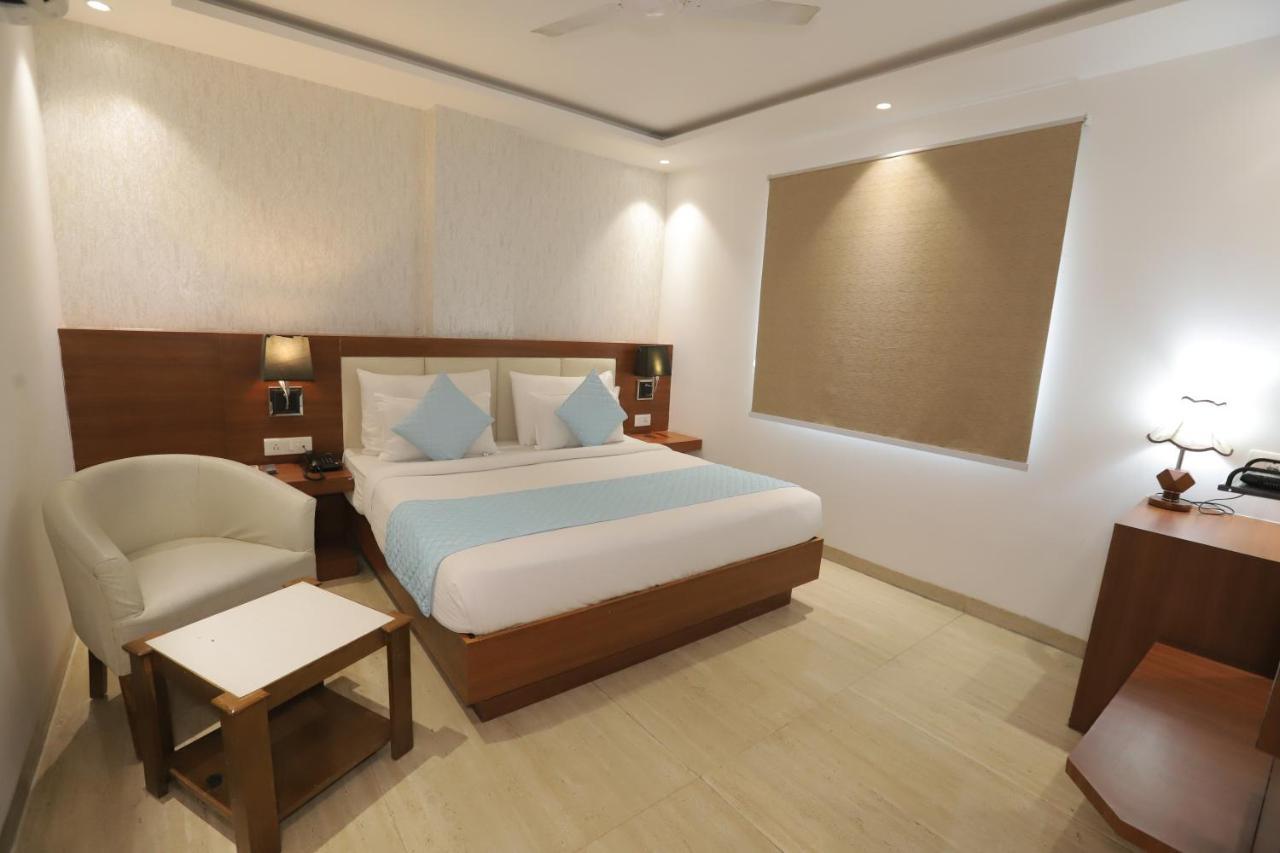 Nh Skye Suites Új-Delhi Kültér fotó