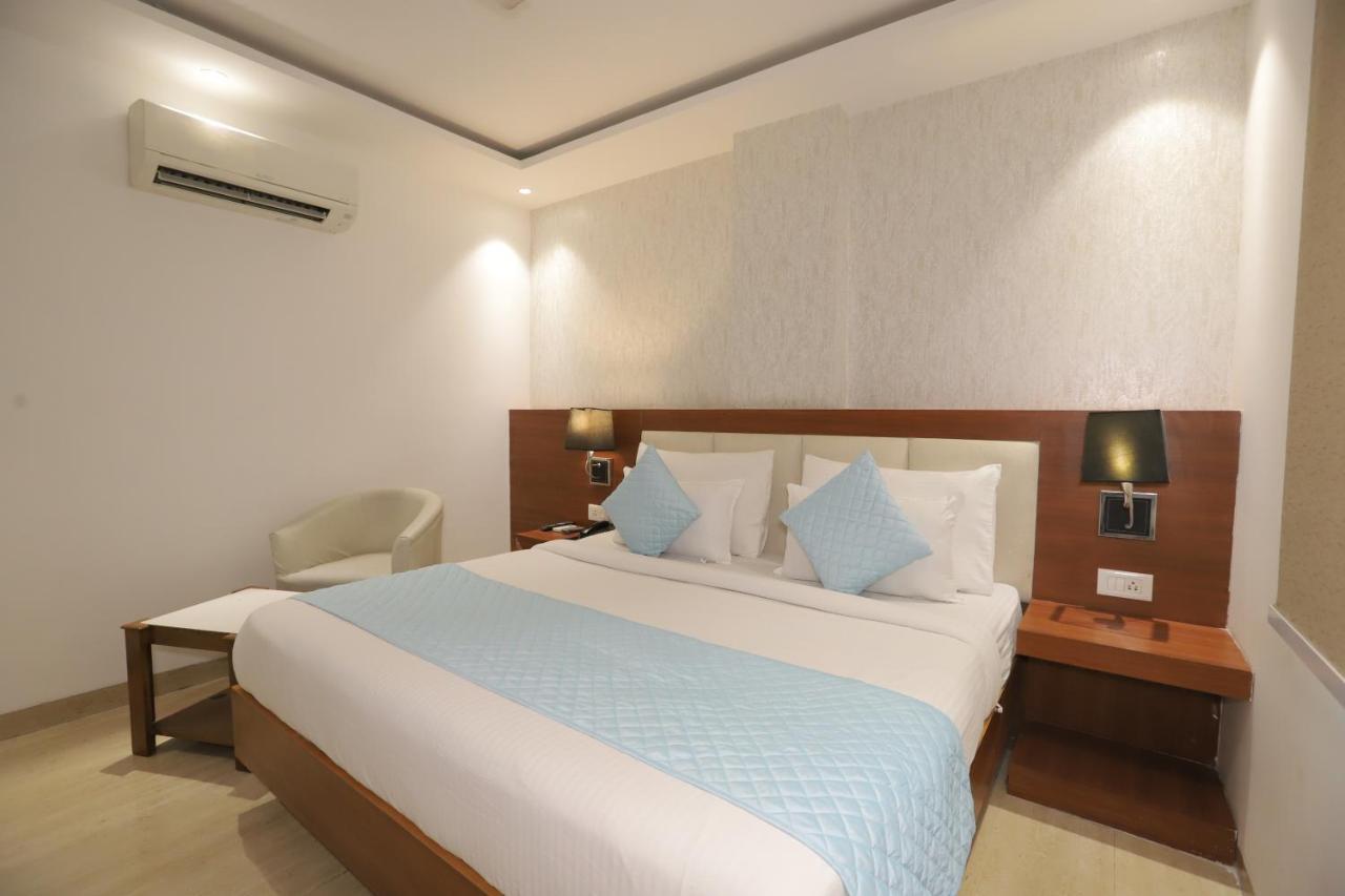 Nh Skye Suites Új-Delhi Kültér fotó