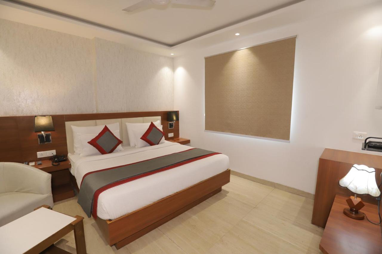 Nh Skye Suites Új-Delhi Kültér fotó