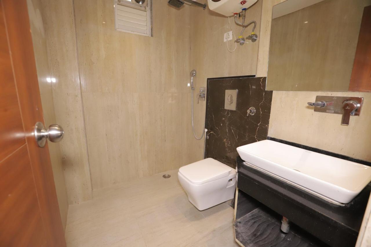 Nh Skye Suites Új-Delhi Kültér fotó