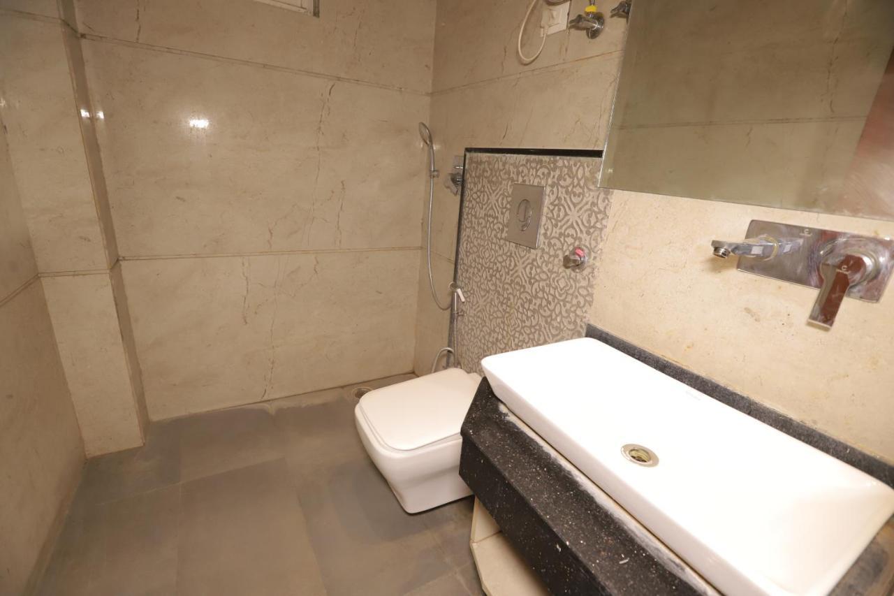 Nh Skye Suites Új-Delhi Kültér fotó