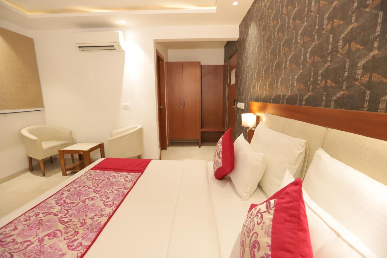 Nh Skye Suites Új-Delhi Kültér fotó