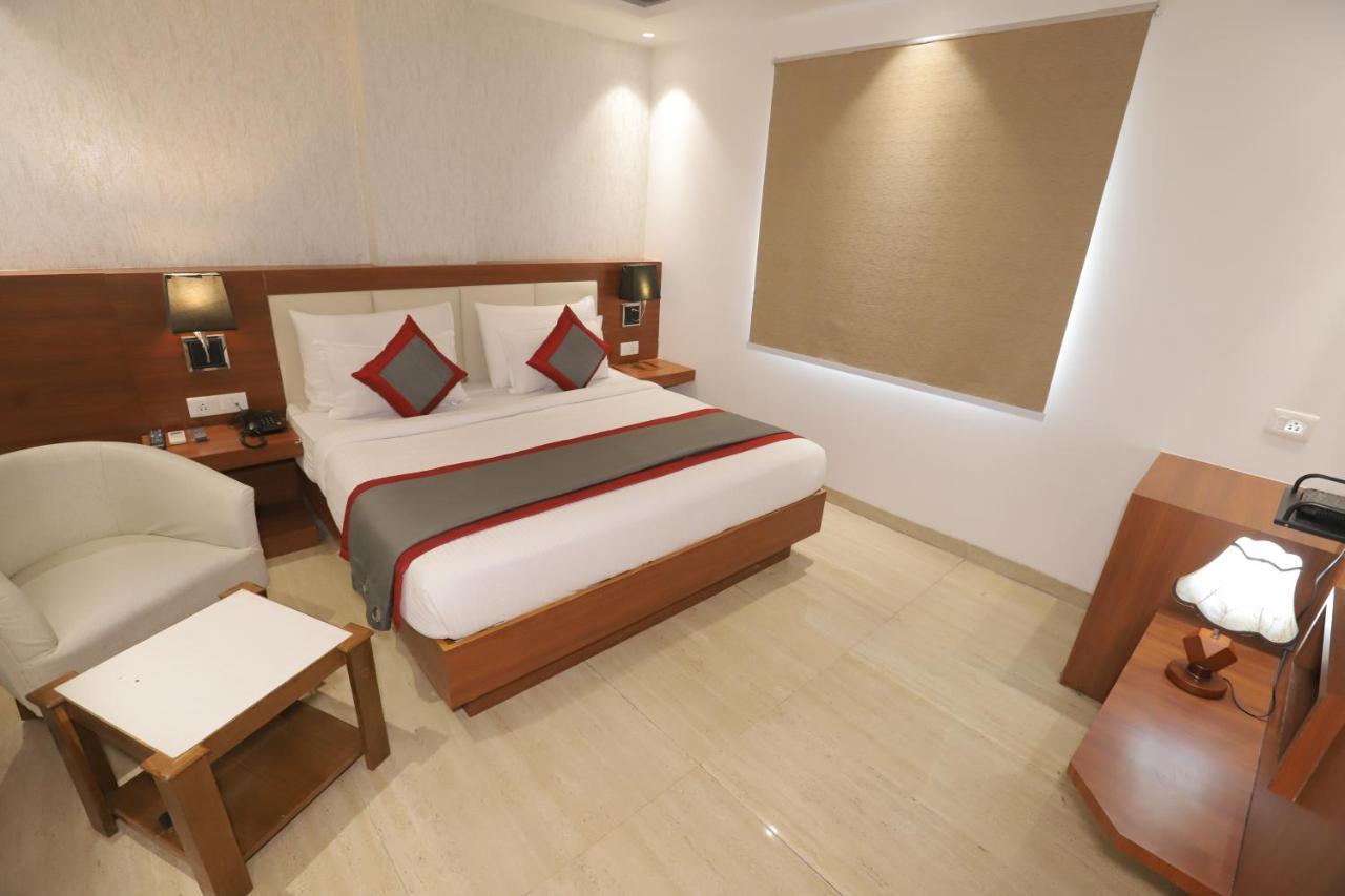 Nh Skye Suites Új-Delhi Kültér fotó