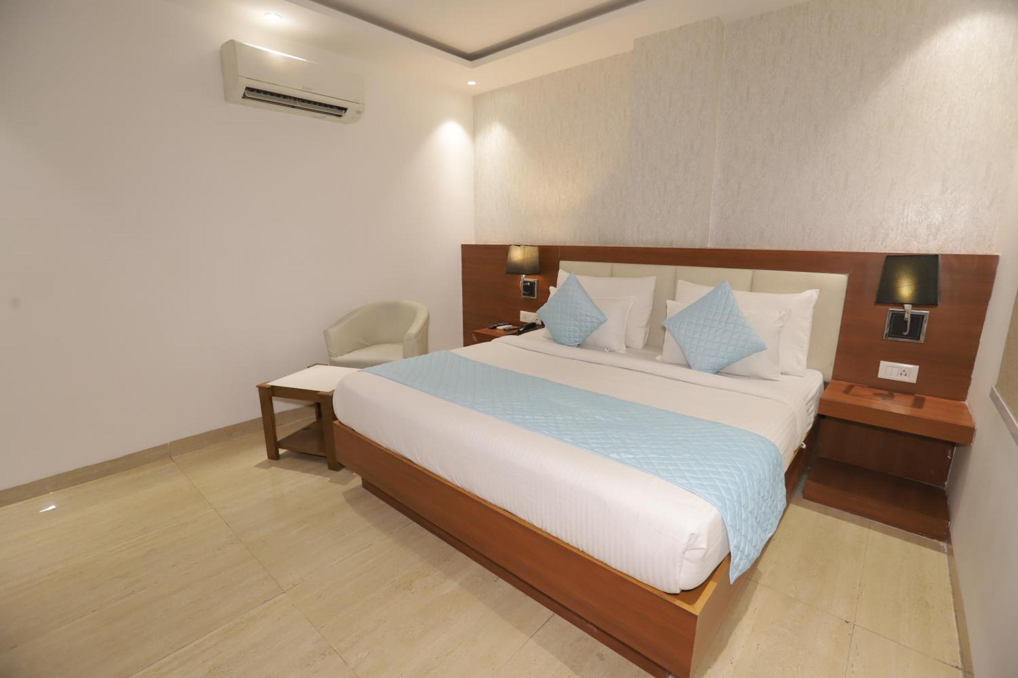 Nh Skye Suites Új-Delhi Kültér fotó
