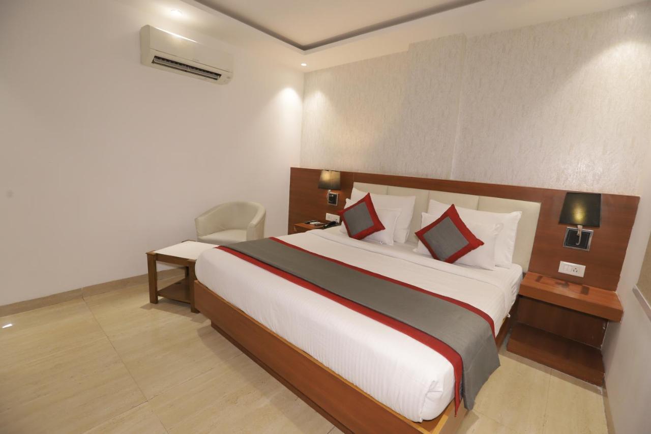 Nh Skye Suites Új-Delhi Kültér fotó