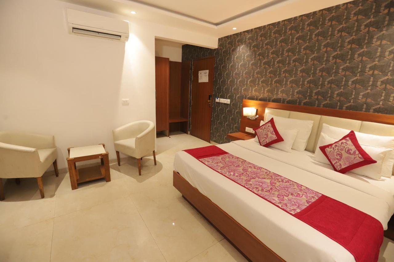 Nh Skye Suites Új-Delhi Kültér fotó