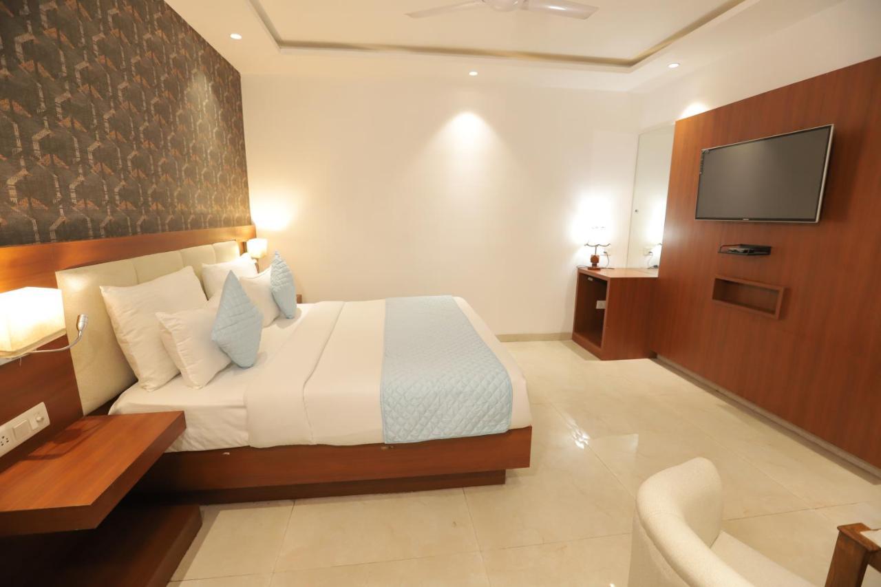 Nh Skye Suites Új-Delhi Kültér fotó