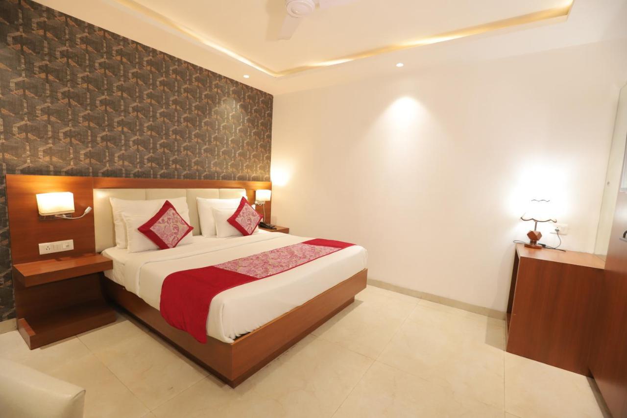 Nh Skye Suites Új-Delhi Kültér fotó