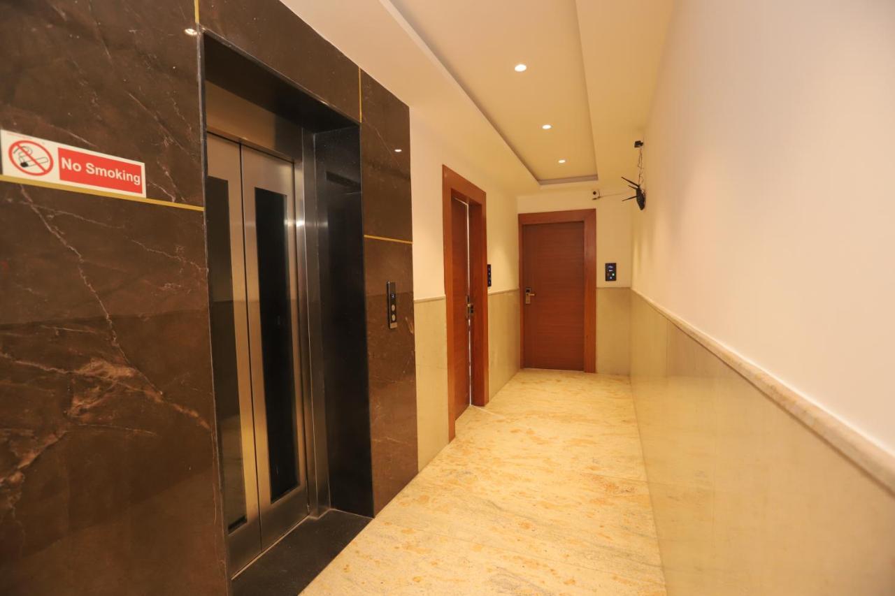 Nh Skye Suites Új-Delhi Kültér fotó