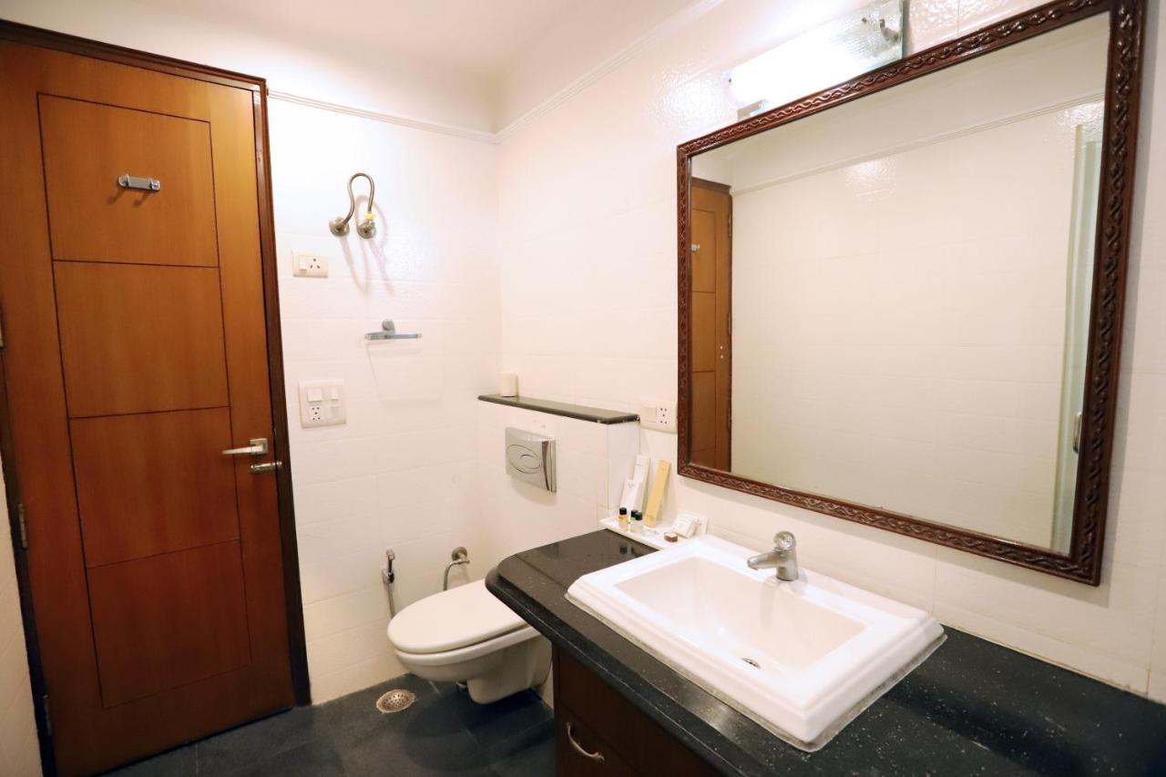 Nh Skye Suites Új-Delhi Kültér fotó