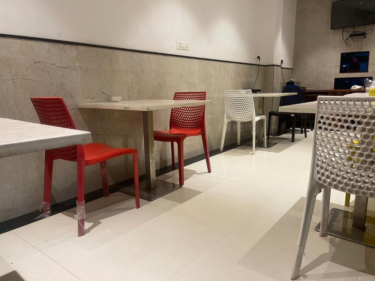 Nh Skye Suites Új-Delhi Kültér fotó